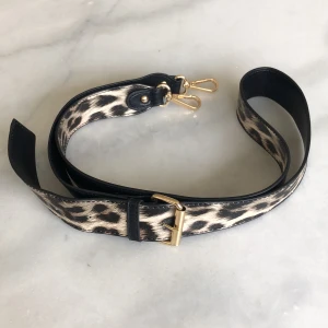 Axelbandsrem till väska - Axelbandsrem till väska från Accent. Oanvänt! Nypris 149kr. Frakten är inräknad i priset! 