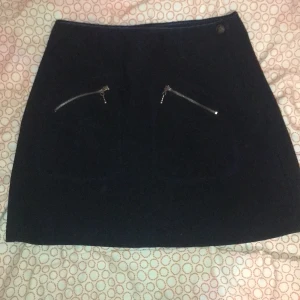 Kjol - Fint skick, ganska kort. Fickor, skriv om det är mer frågår