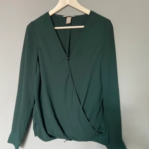 Omlottblus i fin grön färg - Omlottblus med innelinne ⭐️ möter upp i centrala Stockholm eller köpare står för frakt 