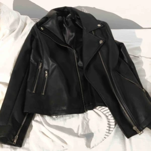  - En sjukt fin och lätt skinnjacka från BikBok, finns ett litet hål inuti ena fickan. 💕 