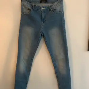 Jättefina jeans i en superfin blå färg!! Knappt använda och är i bra skick. Köparen står för frakten. Fraktar endast.