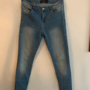 Jeans  - Jättefina jeans i en superfin blå färg!! Knappt använda och är i bra skick. Köparen står för frakten. Fraktar endast.