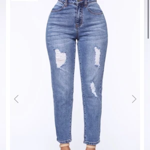 Fashion Nova kläder - Säljes pga kan ej skicka tillbaka pga corona. Aldrig använda, prislapp kvar satin settet: storlek S  pris: 450  (nypris 899)  momjeans: Storlek M men passar absolut som S.   pris: 200 (nypris 399) 