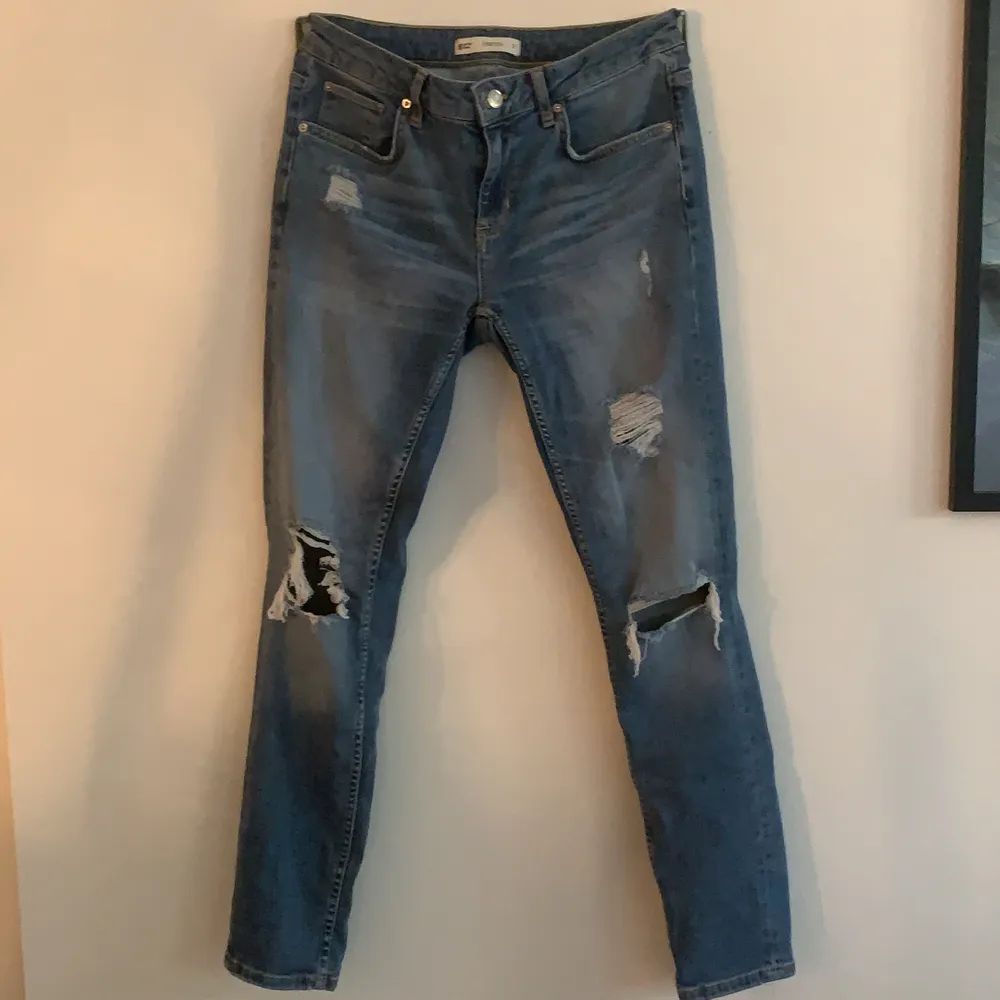Superfina jeans från Gina tricot. Modell Kristen strl 31/M. Knappt använda och är i superfint skick. Köparen står för frakten. Fraktar endast.. Jeans & Byxor.