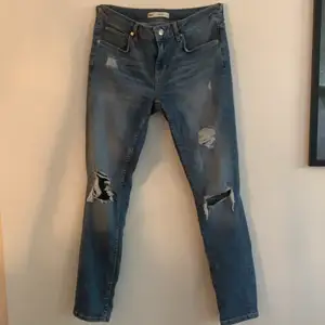 Superfina jeans från Gina tricot. Modell Kristen strl 31/M. Knappt använda och är i superfint skick. Köparen står för frakten. Fraktar endast.