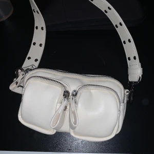 Fin nunor liknande - Jätte fin väska i läder som är liten och smidigt men får plats med mycket. Högsta bud grå börjar på 100 kr pris kan prutas