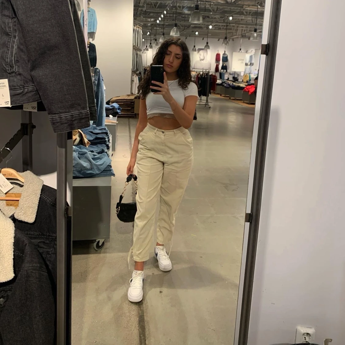 Beiga highwaisted byxor med knut på sidorna. UK Strl W28 L32  - 90