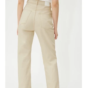 Weekday rowe - Ett par beiga jeans från weekday i storlek 28/30, de är aldrig använda pga att de va för små för mig och kunde inte lämna tillbaka för att jag hade tagit av prislapparna osv..