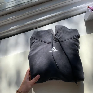 Adidas hoodie - croppad adidas hoodie , inga fläckar eller noppor 