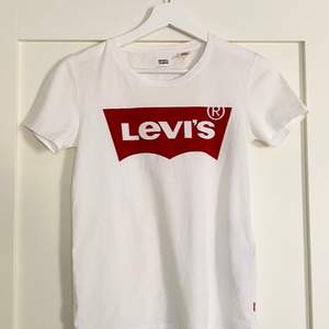 Säljer nu min fina sparsamt använda t-Shirt från Levis. Köparen står för frakten. Kan mötas upp i centrala Sthlm 😊⚡️🌟🥰