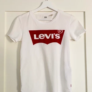 Levis t-shirt  - Säljer nu min fina sparsamt använda t-Shirt från Levis. Köparen står för frakten. Kan mötas upp i centrala Sthlm 😊⚡️🌟🥰