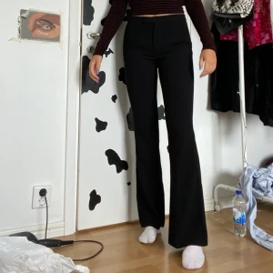 Zara kostymbyxor - Svarta, långa, utsvängda kostymbyxor från Zara , jag är 173cm lång, inte alls slitna!! 