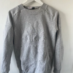 Adidas sweatshirt  - Använd ett par gånger, men inte trasig någonstans. (Har däremot klippt av lapparna vid nacken då dom var långa och kliade.) Betalningssätt diskuteras. Vid önskemål av plaggen på, så är det bara att skriva:)