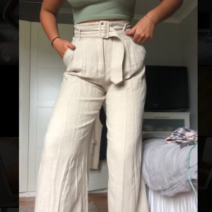 Linnebyxor  - Fina vida långa linnebyxor i st 38. Dom är ljusbeige med ett fastsytt skärp i midjan, enligt mig riktigt snygg detalj. 150kr inkl frakt💖