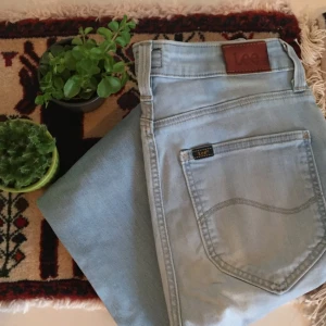  - Lee byxor i relativt bra skick! Ljusblåa högmidjade byxor som sitter tajt. Längden stämmer inte riktigt då jag har sytt upp dem några centimeter, men passar mig som är 160cm. Köparen står för frakten! Hör av dig för fler bilder 😋✨🍉