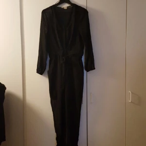  - Svart snygg jumpsuit i tunnt skirt material. Möts gärna i Gbg, annars tillkommer fraktkostnad för köparen. 