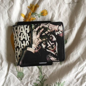  - Oanvänd plånbok! Köparen står för frakten! Betalning sker via swish! 