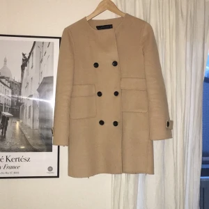  - Beige/nude/kamel färgad kappa ifrån Zara. 