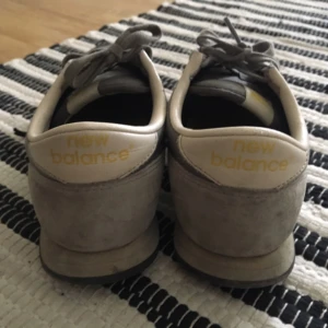  - Sko från NewBalance! Väldigt snygga och mjuka, med lite vintage look över sig. Den som köper betalar frakten, ifall den ska skickas :) 