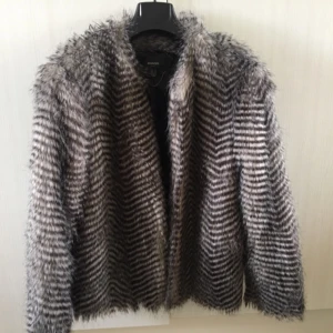  - Jacka från Mango. Använd en gång! Behöver ny ägare 