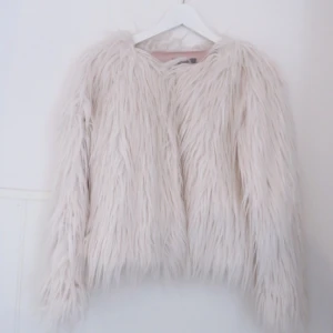  - Supermysig vit fake-päls från Ginatricot. 

Fint skick, endast använd en gång då jag köpte den till nyårsafton :)