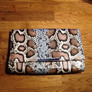  - Ursnygg Clutch från H&M! Prislapp kvar, inte ens provad.