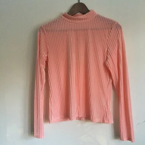  - Rosa tröja från Monki. Endast testad i butik, ej använd. Halvpolo. Ränder i sammet. 150:- nypris. 

Köpare står för frakt. 