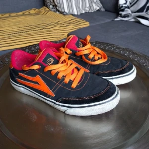  - Knappt använda Rakai-sneakers. Hämtas enligt överenskommelse eller skickas mot frakt i hela Sverige. Betalning sker kontant vid träff eller via Swish. 