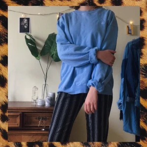  - Assnygg ljusblå sweatshirt från soc, köpt på second hand! Lite ljusare i färgen än på bilden.   Rätt så tjockt tyg, så den sitter supersnyggt oversize på mig som normalt sätt har xs/s, men tror att den hade sätt bra ut på de flesta storlekarna, beroende på hur man vill att den ska sitta :)) I bra skick! 