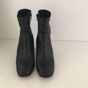  - Skinnsko i storlek 38, endast använda 1 gång  Nypris 1200 kr 