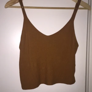  - Brun top med dubbel straps