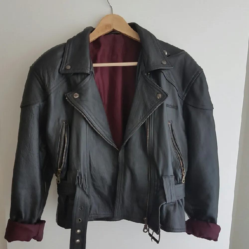 80's style vintage biker jacket. Real leather with burgundy lining. Bought at Mauerpark for 70 EUR!. Jackor.
