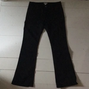  - Bootcut jeans från H&M svarta🌻  🗯 köparen står för frakten eller mötes upp i Stockholm 