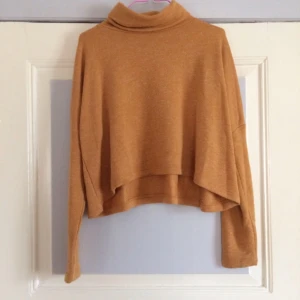  - 🌻Gosig senapsgul tröja i boxig modell🌻  • Storlek: Small • Märke: Bik Bok • Material: 80% polyester 20% viskos • Skick: Köpt 2hand, gott använt skick • Övrigt: Inga skavanker funna • Frakt: 39kr 