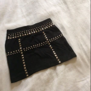  - Kjol med nitar i fint skick.