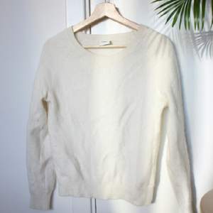 🌼 En vit drömmig, stickad tröja från Cubus. Storlek XS men motsvarar mer som S eller M 🌼