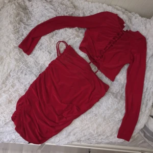  - Jätte snyggt set ifrån Nelly. Elastiskt tyg så passar liten M också!