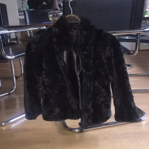  - Säljer min fina fuskpäls för jag har köpt en annan. Nästan aldrig använd och är i super fint skick. 