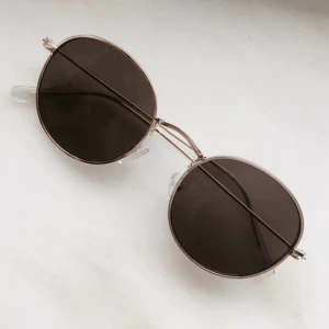  - Solglasögon från Ginatricot. Bågar i roséguld. Oanvända.
Frakt tillkommer. 