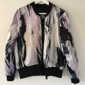  - Elly pistol bomberjacka, använd 3 gånger. Nypris: 1199 Storlek: M (passar 36-40) köparen står för frakt eller möts upp i Sthlm/Uppsala 