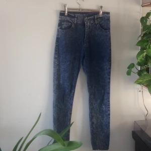  - Ett par skitsnygga cheap mondayjeans med hög midja. Jeansen är avklippta så kan därför vara lite kortare än vad storleken säger. De har ett hål baktill (bild 3) men det går att sy igen, annars tror jag inte man tänker på det så mycket. Köparen står för frakt♥️