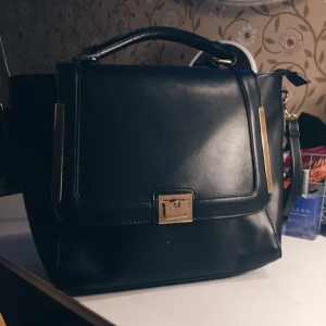  - Väska från Åhlens i gott skick som söker kärlek och uppmärksamhet eftersom den blivit lite bortglömd bland min orimligt stora väsksamling! 

Kan mötas upp i Stockholm men uppskattar frakt och då kan priset för portot diskuteras! 