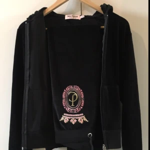  - Endast provad Juicy Couture mysdress i svart sammet. Byxor + hoodie. Storlek L men väldigt liten i storleken och passar mig som är small. 
J:et på dragkedjan på hoodien har lossnat men inga problem att stänga ändå. 
Upphämtning Göteborg, Majorna. Skickar mot att köparen betalar frakten. 