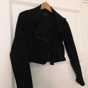  - Supercool svart jeansjacka köpt i Berlin!
Säljer endast för behöver pengarna.
Inga defekter
Storlek: S
Köparen står för frakt
Möts upp i Stockholm