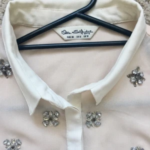  - Skjorta/Blus från Miss Selfridge i storlek 38. Något liten i storlek och funkar absolut som en 36 också. Endast använd ett fåtal gånger. :) 

Nypris: 249 kr
Nu: 100 kr 