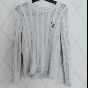  - Vit kabelstickad kofta från Bondelid. Bra skick.
Frakt tillkommer. 
