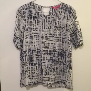  - Topp i tunn kvalitet från Indiska. Fin till kostymbyxor eller jeans plus nåt schysst halsband. 