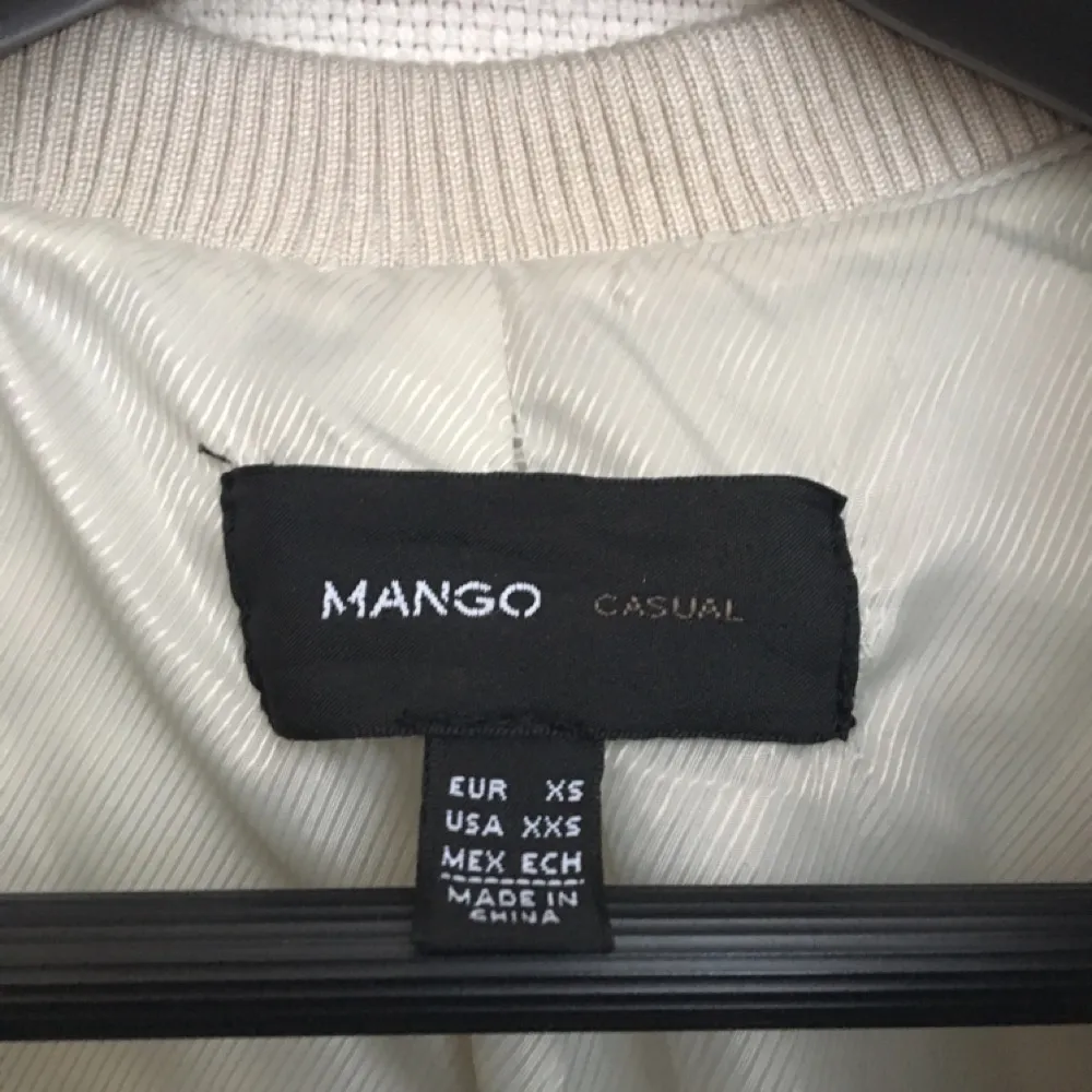 En fin ullkappa från Mango i färgen grå och krämvit. Köpt förra året och endast använd ett fåtal gånger. Innehåller 40% ull och 60% polyester. Är en 34/XS.. Jackor.