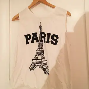 Vitt linne från Cubus med ett tryck där det står Paris och Eiffeltornet i bakgrunden. Aldrig använt!
