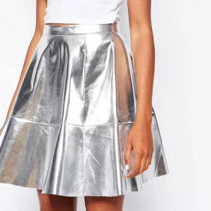  - Klockad silverkjol från Monki. Sparsamt använd, fint skick.